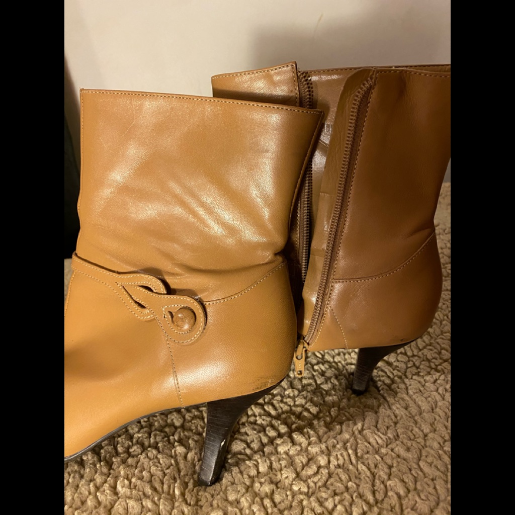 Michelle D 7.5 Tan Ankle Boots W/Zipper Side